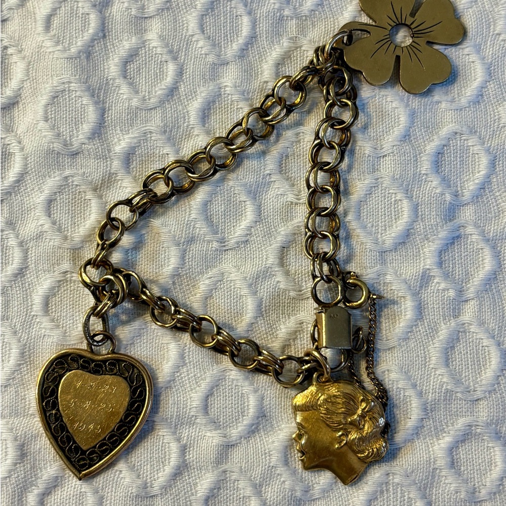 Gold Charm Bracelet with Heart Profile and Clover
